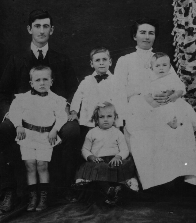 Walter and Mary Anderson and their eldest four children: Walter, Harold, Jean and Kenneth. Photo taken c 1913