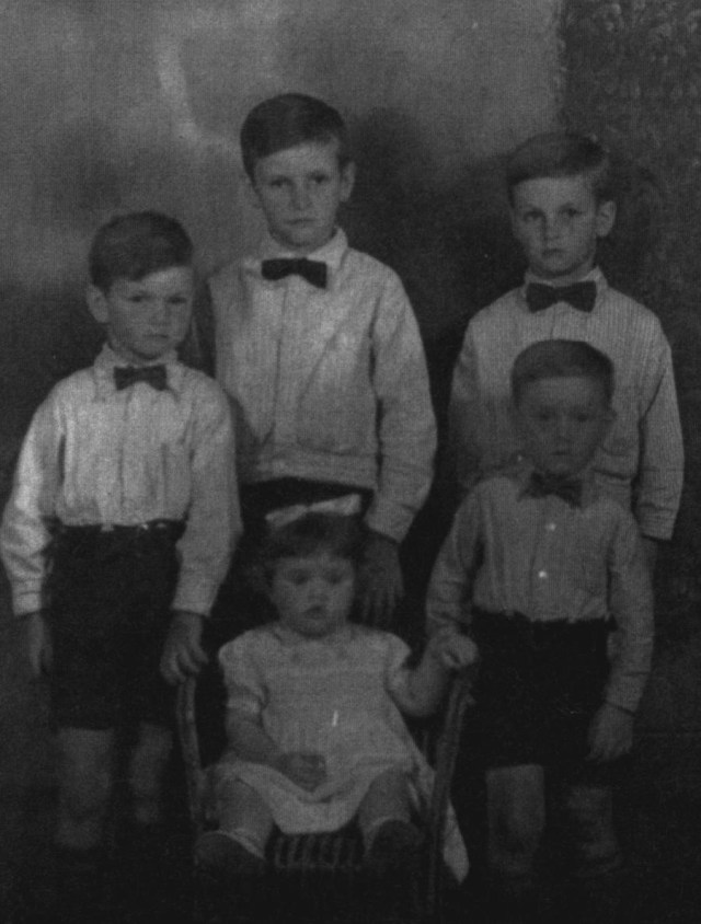 The children of Donald Dunbar and Nellie ‘Kate’ Anderson L to R: Raymond, Donald, Leslie, Maisie and Samuel.