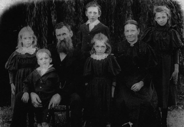 Elizabeth & John Beacom & family